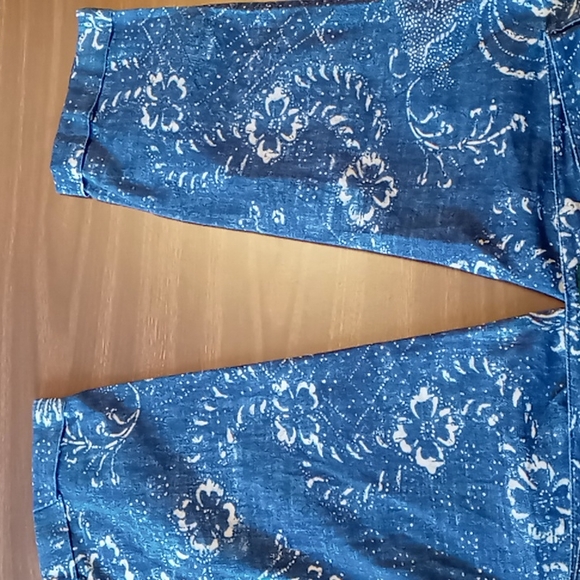 LRL Blue w White Flower Pattern Cropped Pants Size 10 - Picture 4 of 5